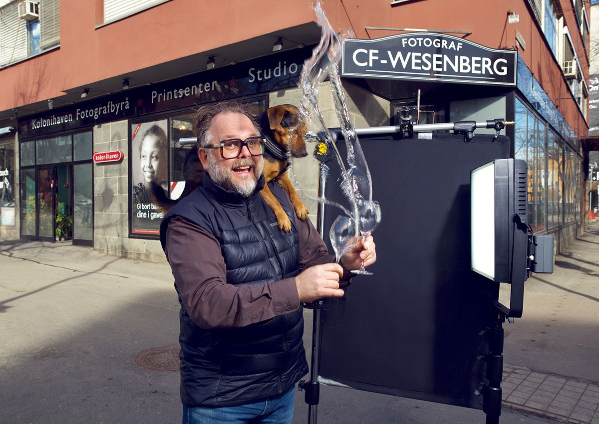 Fotograf CF Wesenberg utenfor Kolonihavens lokaler i Oslo
